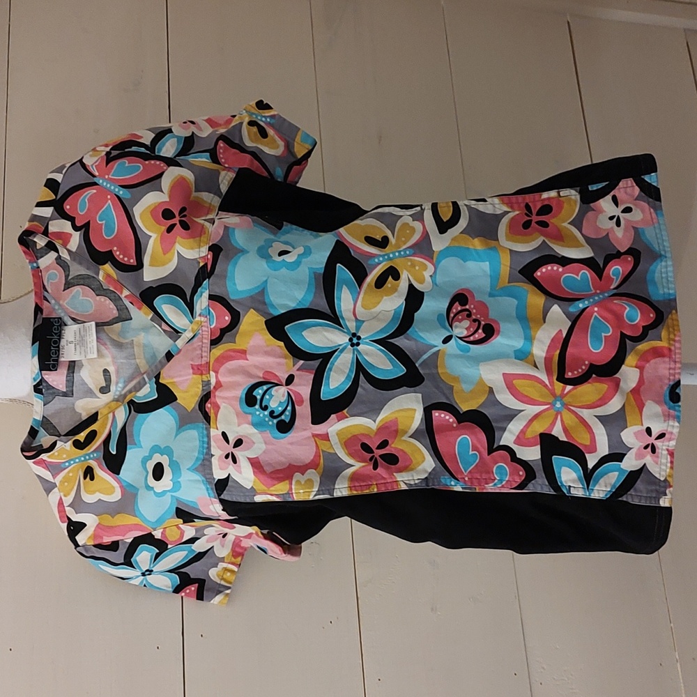 Cherokee floral scrub top sz small with stretchy comfort side panels